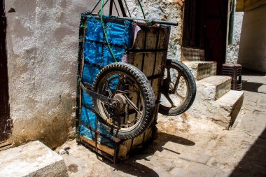 Fez, Fas - 12 Haziran 2022 Fez El Bali 'de güçlendirilmiş Medine, ortaçağ Marinid Mahallesi, Fez' in sokakları ve mimarisi, şehrin dar dolambaçlı Arap yerleşimi tipik doğu şehirleri