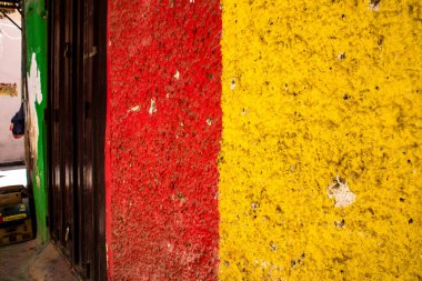 Fez, Fas - 12 Haziran 2022 Fez El Bali 'de güçlendirilmiş Medine, ortaçağ Marinid Mahallesi, Fez' in sokakları ve mimarisi, şehrin dar dolambaçlı Arap yerleşimi tipik doğu şehirleri