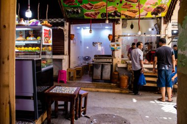 Fez, Fas - 12 Haziran 2022 Fez El Bali 'de güçlendirilmiş Medine, ortaçağ Marinid Mahallesi, Fez' in sokakları ve mimarisi, şehrin dar dolambaçlı Arap yerleşimi tipik doğu şehirleri