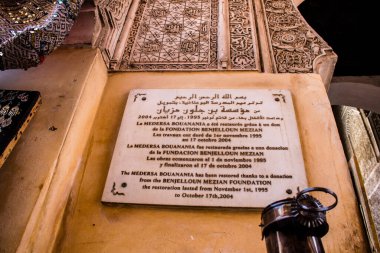 Fez, Fas - 12 Haziran 2022 Fez El Bali 'de güçlendirilmiş Medine, ortaçağ Marinid Mahallesi, Fez' in sokakları ve mimarisi, şehrin dar dolambaçlı Arap yerleşimi tipik doğu şehirleri