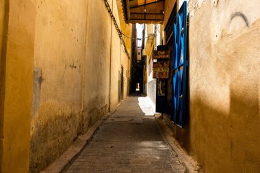 Fez, Fas - 12 Haziran 2022 Fez El Bali 'de güçlendirilmiş Medine, ortaçağ Marinid Mahallesi, Fez' in sokakları ve mimarisi, şehrin dar dolambaçlı Arap yerleşimi tipik doğu şehirleri