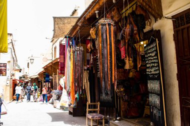 Fez, Fas - 12 Haziran 2022 Fez El Bali 'de güçlendirilmiş Medine, ortaçağ Marinid Mahallesi, Fez' in sokakları ve mimarisi, şehrin dar dolambaçlı Arap yerleşimi tipik doğu şehirleri