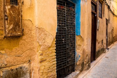 Fez, Fas - 12 Haziran 2022 Fez El Bali 'de güçlendirilmiş Medine, ortaçağ Marinid Mahallesi, Fez' in sokakları ve mimarisi, şehrin dar dolambaçlı Arap yerleşimi tipik doğu şehirleri