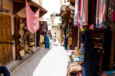 Fez, Fas - 12 Haziran 2022 Fez El Bali 'de güçlendirilmiş Medine, ortaçağ Marinid Mahallesi, Fez' in sokakları ve mimarisi, şehrin dar dolambaçlı Arap yerleşimi tipik doğu şehirleri