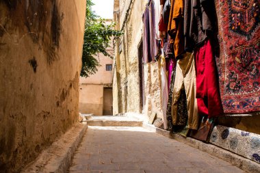 Fez, Fas - 12 Haziran 2022 Fez El Bali 'de güçlendirilmiş Medine, ortaçağ Marinid Mahallesi, Fez' in sokakları ve mimarisi, şehrin dar dolambaçlı Arap yerleşimi tipik doğu şehirleri