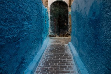 Fez, Fas - 12 Haziran 2022 Fez El Bali 'de güçlendirilmiş Medine, ortaçağ Marinid Mahallesi, Fez' in sokakları ve mimarisi, şehrin dar dolambaçlı Arap yerleşimi tipik doğu şehirleri