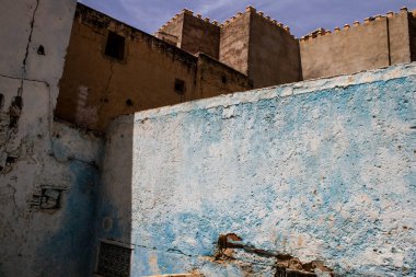 Fez, Fas - 12 Haziran 2022 Fez El Bali 'de güçlendirilmiş Medine, ortaçağ Marinid Mahallesi, Fez' in sokakları ve mimarisi, şehrin dar dolambaçlı Arap yerleşimi tipik doğu şehirleri