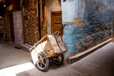 Fez, Fas - 12 Haziran 2022 Fez El Bali 'de güçlendirilmiş Medine, ortaçağ Marinid Mahallesi, Fez' in sokakları ve mimarisi, şehrin dar dolambaçlı Arap yerleşimi tipik doğu şehirleri