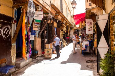 Fez, Fas - 12 Haziran 2022 Fez El Bali 'de güçlendirilmiş Medine, ortaçağ Marinid Mahallesi, Fez' in sokakları ve mimarisi, şehrin dar dolambaçlı Arap yerleşimi tipik doğu şehirleri