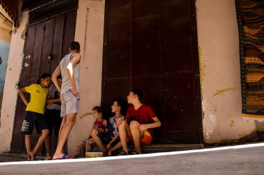Fez, Fas - 12 Haziran 2022 Fez El Bali 'de güçlendirilmiş Medine, ortaçağ Marinid Mahallesi, Fez' in sokakları ve mimarisi, şehrin dar dolambaçlı Arap yerleşimi tipik doğu şehirleri