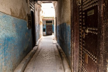 Fez, Fas - 12 Haziran 2022 Fez El Bali 'de güçlendirilmiş Medine, ortaçağ Marinid Mahallesi, Fez' in sokakları ve mimarisi, şehrin dar dolambaçlı Arap yerleşimi tipik doğu şehirleri