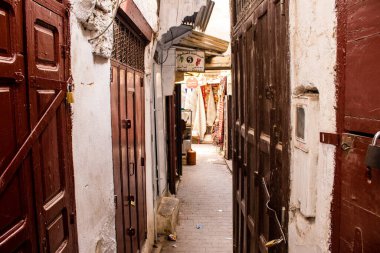 Fez, Fas - 12 Haziran 2022 Fez El Bali 'de güçlendirilmiş Medine, ortaçağ Marinid Mahallesi, Fez' in sokakları ve mimarisi, şehrin dar dolambaçlı Arap yerleşimi tipik doğu şehirleri