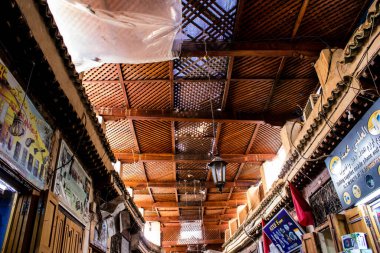 Fez, Fas - 12 Haziran 2022 Fez El Bali 'de güçlendirilmiş Medine, ortaçağ Marinid Mahallesi, Fez' in sokakları ve mimarisi, şehrin dar dolambaçlı Arap yerleşimi tipik doğu şehirleri