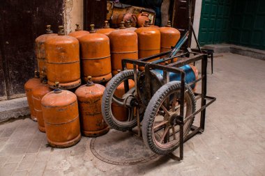 Fez, Fas - 12 Haziran 2022 Fez El Bali 'de güçlendirilmiş Medine, ortaçağ Marinid Mahallesi, Fez' in sokakları ve mimarisi, şehrin dar dolambaçlı Arap yerleşimi tipik doğu şehirleri