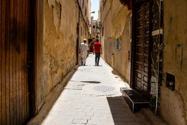 Fez, Fas - 12 Haziran 2022 Fez El Bali 'de güçlendirilmiş Medine, ortaçağ Marinid Mahallesi, Fez' in sokakları ve mimarisi, şehrin dar dolambaçlı Arap yerleşimi tipik doğu şehirleri