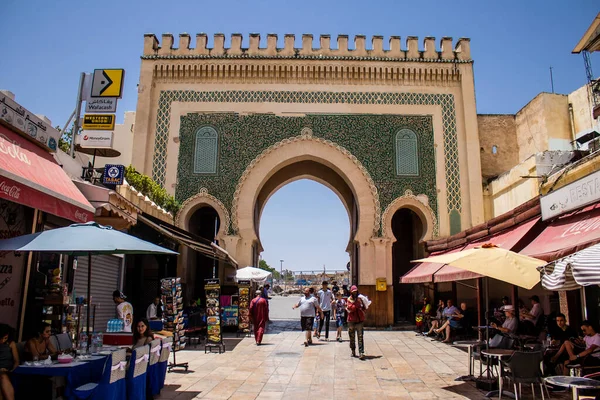 Fez, Fas - 12 Haziran 2022 Fez El Bali 'de güçlendirilmiş Medine, ortaçağ Marinid Mahallesi, Fez' in sokakları ve mimarisi, şehrin dar dolambaçlı Arap yerleşimi tipik doğu şehirleri