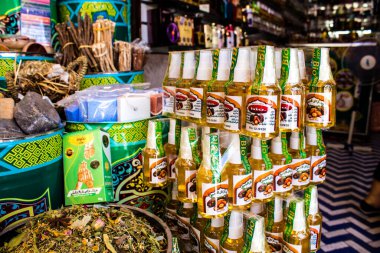 Fez, Fas - 12 Haziran 2022 Medine 'de yer alan Fez çarşıları kumaş, gıda ürünleri, makyaj malzemeleri ve ev aletleri gibi her türlü ürünü sunan geleneksel Arap pazarlarıdır.