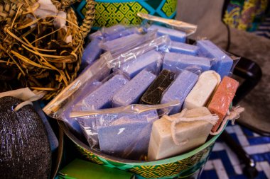 Fez, Fas - 12 Haziran 2022 Medine 'de yer alan Fez çarşıları kumaş, gıda ürünleri, makyaj malzemeleri ve ev aletleri gibi her türlü ürünü sunan geleneksel Arap pazarlarıdır.