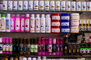 Fez, Fas - 12 Haziran 2022 Medine 'de yer alan Fez çarşıları kumaş, gıda ürünleri, makyaj malzemeleri ve ev aletleri gibi her türlü ürünü sunan geleneksel Arap pazarlarıdır.