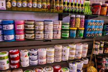 Fez, Fas - 12 Haziran 2022 Medine 'de yer alan Fez çarşıları kumaş, gıda ürünleri, makyaj malzemeleri ve ev aletleri gibi her türlü ürünü sunan geleneksel Arap pazarlarıdır.