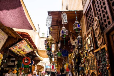 Fez, Fas - 12 Haziran 2022 Medine 'de yer alan Fez çarşıları kumaş, gıda ürünleri, makyaj malzemeleri ve ev aletleri gibi her türlü ürünü sunan geleneksel Arap pazarlarıdır.