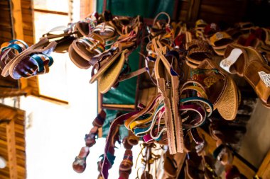 Fez, Fas - 12 Haziran 2022 Medine 'de yer alan Fez çarşıları kumaş, gıda ürünleri, makyaj malzemeleri ve ev aletleri gibi her türlü ürünü sunan geleneksel Arap pazarlarıdır.