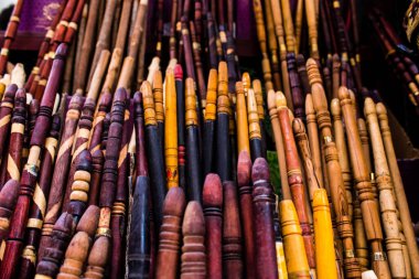 Fez, Fas - 12 Haziran 2022 Medine 'de yer alan Fez çarşıları kumaş, gıda ürünleri, makyaj malzemeleri ve ev aletleri gibi her türlü ürünü sunan geleneksel Arap pazarlarıdır.