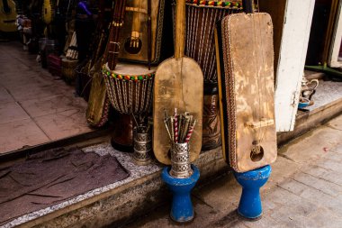 Fez, Fas - 12 Haziran 2022 Medine 'de yer alan Fez çarşıları kumaş, gıda ürünleri, makyaj malzemeleri ve ev aletleri gibi her türlü ürünü sunan geleneksel Arap pazarlarıdır.