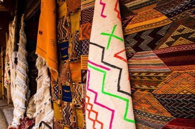 Fez, Fas - 12 Haziran 2022 Medine 'de yer alan Fez çarşıları kumaş, gıda ürünleri, makyaj malzemeleri ve ev aletleri gibi her türlü ürünü sunan geleneksel Arap pazarlarıdır.