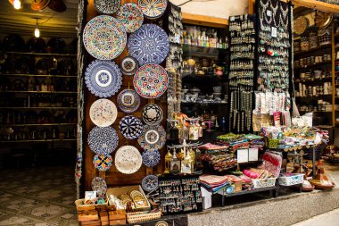 Fez, Fas - 12 Haziran 2022 Medine 'de yer alan Fez çarşıları kumaş, gıda ürünleri, makyaj malzemeleri ve ev aletleri gibi her türlü ürünü sunan geleneksel Arap pazarlarıdır.