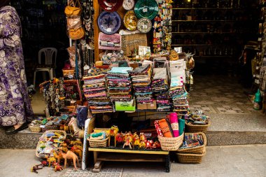 Fez, Fas - 12 Haziran 2022 Medine 'de yer alan Fez çarşıları kumaş, gıda ürünleri, makyaj malzemeleri ve ev aletleri gibi her türlü ürünü sunan geleneksel Arap pazarlarıdır.