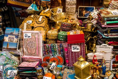 Fez, Fas - 12 Haziran 2022 Medine 'de yer alan Fez çarşıları kumaş, gıda ürünleri, makyaj malzemeleri ve ev aletleri gibi her türlü ürünü sunan geleneksel Arap pazarlarıdır.