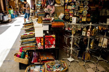 Fez, Fas - 12 Haziran 2022 Medine 'de yer alan Fez çarşıları kumaş, gıda ürünleri, makyaj malzemeleri ve ev aletleri gibi her türlü ürünü sunan geleneksel Arap pazarlarıdır.