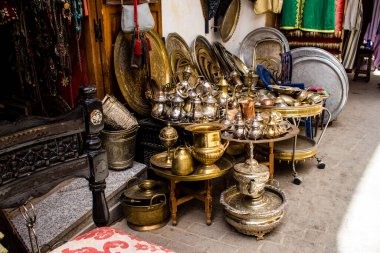 Fez, Fas - 12 Haziran 2022 Medine 'de yer alan Fez çarşıları kumaş, gıda ürünleri, makyaj malzemeleri ve ev aletleri gibi her türlü ürünü sunan geleneksel Arap pazarlarıdır.
