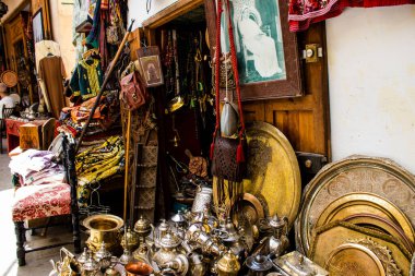 Fez, Fas - 12 Haziran 2022 Medine 'de yer alan Fez çarşıları kumaş, gıda ürünleri, makyaj malzemeleri ve ev aletleri gibi her türlü ürünü sunan geleneksel Arap pazarlarıdır.