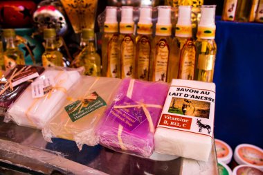 Fez, Fas - 12 Haziran 2022 Medine 'de yer alan Fez çarşıları kumaş, gıda ürünleri, makyaj malzemeleri ve ev aletleri gibi her türlü ürünü sunan geleneksel Arap pazarlarıdır.