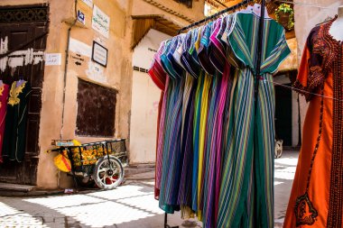 Fez, Fas - 12 Haziran 2022 Medine 'de yer alan Fez çarşıları kumaş, gıda ürünleri, makyaj malzemeleri ve ev aletleri gibi her türlü ürünü sunan geleneksel Arap pazarlarıdır.