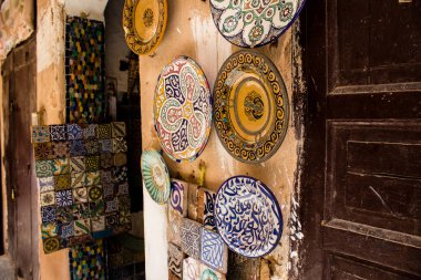 Fez, Fas - 12 Haziran 2022 Medine 'de yer alan Fez çarşıları kumaş, gıda ürünleri, makyaj malzemeleri ve ev aletleri gibi her türlü ürünü sunan geleneksel Arap pazarlarıdır.