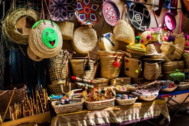 Fez, Fas - 12 Haziran 2022 Medine 'de yer alan Fez çarşıları kumaş, gıda ürünleri, makyaj malzemeleri ve ev aletleri gibi her türlü ürünü sunan geleneksel Arap pazarlarıdır.