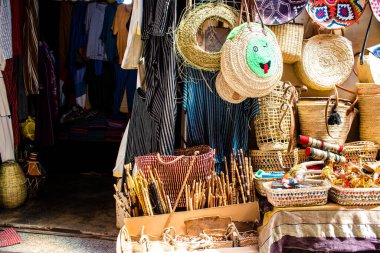 Fez, Fas - 12 Haziran 2022 Medine 'de yer alan Fez çarşıları kumaş, gıda ürünleri, makyaj malzemeleri ve ev aletleri gibi her türlü ürünü sunan geleneksel Arap pazarlarıdır.