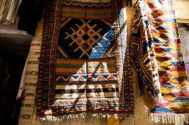 Fez, Fas - 12 Haziran 2022 Medine 'de yer alan Fez çarşıları kumaş, gıda ürünleri, makyaj malzemeleri ve ev aletleri gibi her türlü ürünü sunan geleneksel Arap pazarlarıdır.