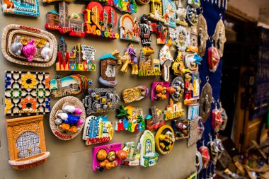 Fez, Fas - 12 Haziran 2022 Medine 'de yer alan Fez çarşıları kumaş, gıda ürünleri, makyaj malzemeleri ve ev aletleri gibi her türlü ürünü sunan geleneksel Arap pazarlarıdır.