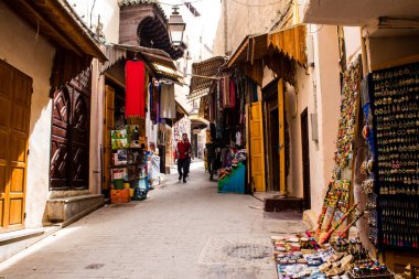 Fez, Fas - 12 Haziran 2022 Medine 'de yer alan Fez çarşıları kumaş, gıda ürünleri, makyaj malzemeleri ve ev aletleri gibi her türlü ürünü sunan geleneksel Arap pazarlarıdır.