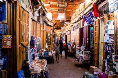 Fez, Fas - 12 Haziran 2022 Medine 'de yer alan Fez çarşıları kumaş, gıda ürünleri, makyaj malzemeleri ve ev aletleri gibi her türlü ürünü sunan geleneksel Arap pazarlarıdır.