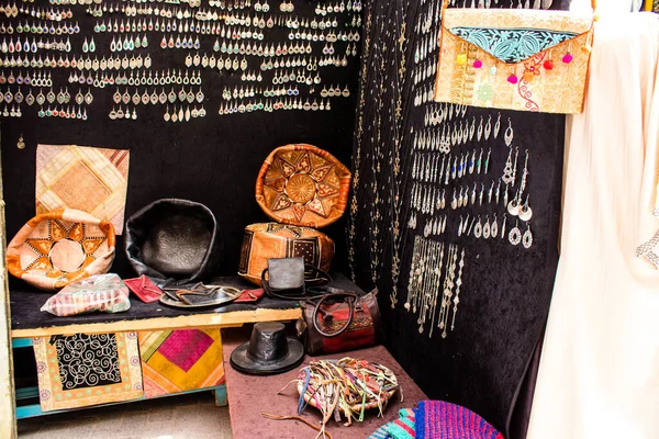 Fez, Fas - 12 Haziran 2022 Medine 'de yer alan Fez çarşıları kumaş, gıda ürünleri, makyaj malzemeleri ve ev aletleri gibi her türlü ürünü sunan geleneksel Arap pazarlarıdır.