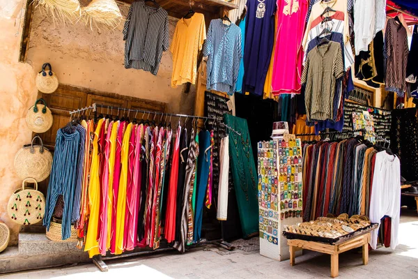 Fez, Fas - 12 Haziran 2022 Medine 'de yer alan Fez çarşıları kumaş, gıda ürünleri, makyaj malzemeleri ve ev aletleri gibi her türlü ürünü sunan geleneksel Arap pazarlarıdır.