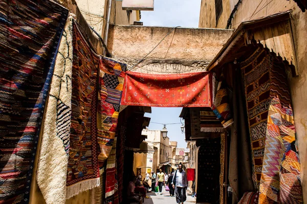 Fez, Fas - 12 Haziran 2022 Medine 'de yer alan Fez çarşıları kumaş, gıda ürünleri, makyaj malzemeleri ve ev aletleri gibi her türlü ürünü sunan geleneksel Arap pazarlarıdır.