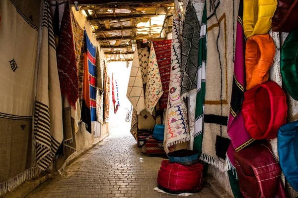 位于麦地那的非斯汤是传统的阿拉伯市场 提供各种产品 如面料 化妆品和家用电器 — 图库照片