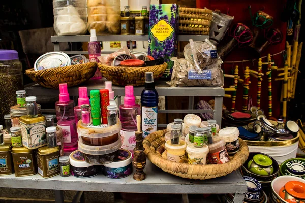 Fez, Fas - 12 Haziran 2022 Medine 'de yer alan Fez çarşıları kumaş, gıda ürünleri, makyaj malzemeleri ve ev aletleri gibi her türlü ürünü sunan geleneksel Arap pazarlarıdır.