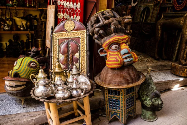 Fez, Fas - 12 Haziran 2022 Medine 'de yer alan Fez çarşıları kumaş, gıda ürünleri, makyaj malzemeleri ve ev aletleri gibi her türlü ürünü sunan geleneksel Arap pazarlarıdır.